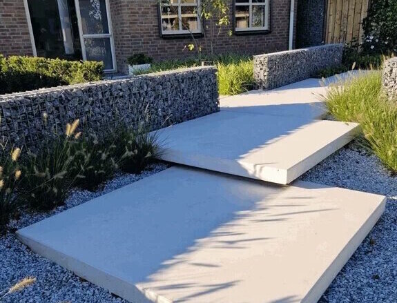 schanskorf in tuin.jpg